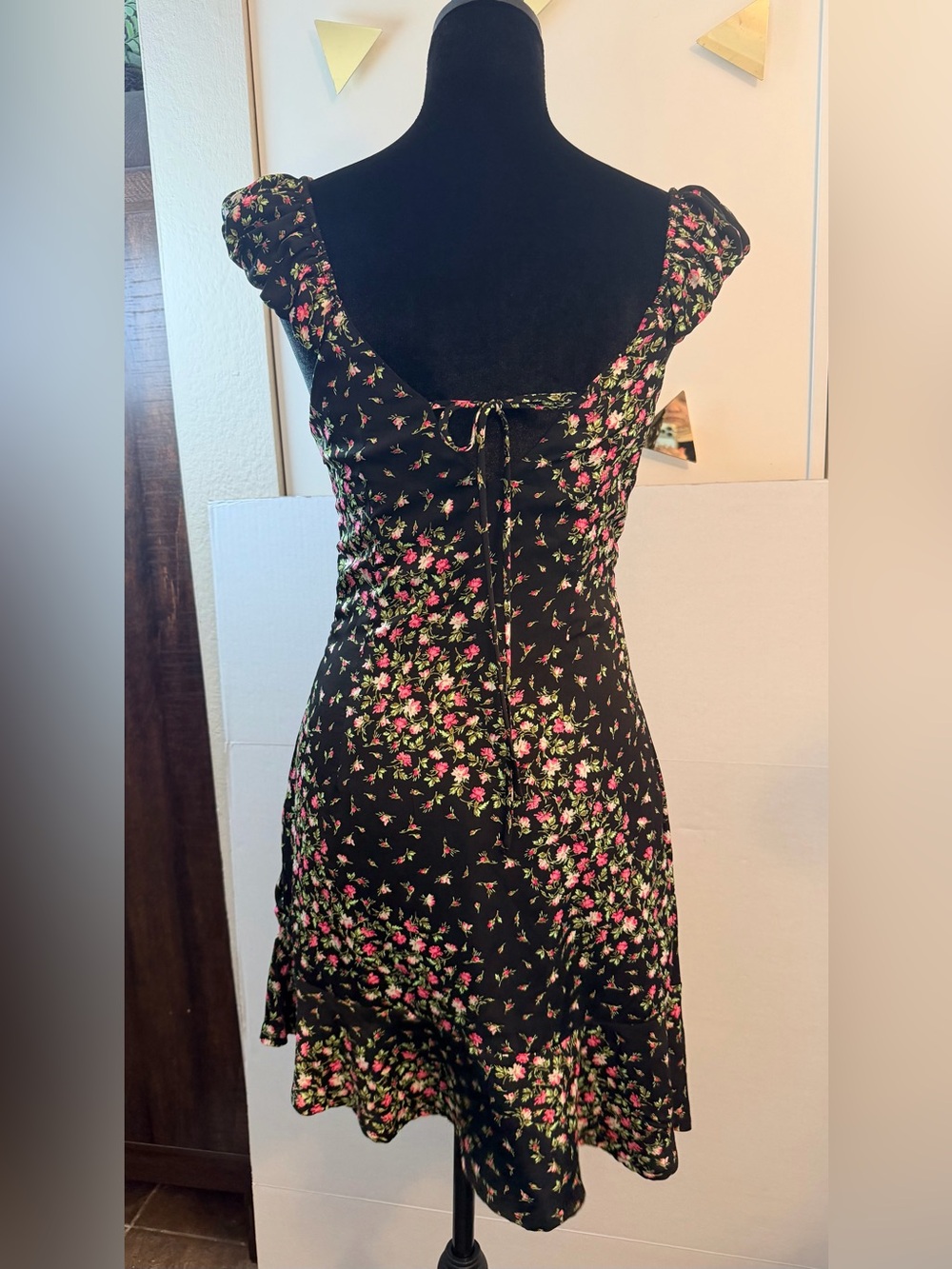 Francesca's Olivia Asymmetrical Floral tie-front neckline puffed sleeves Mini S - Picture 4 of 9
